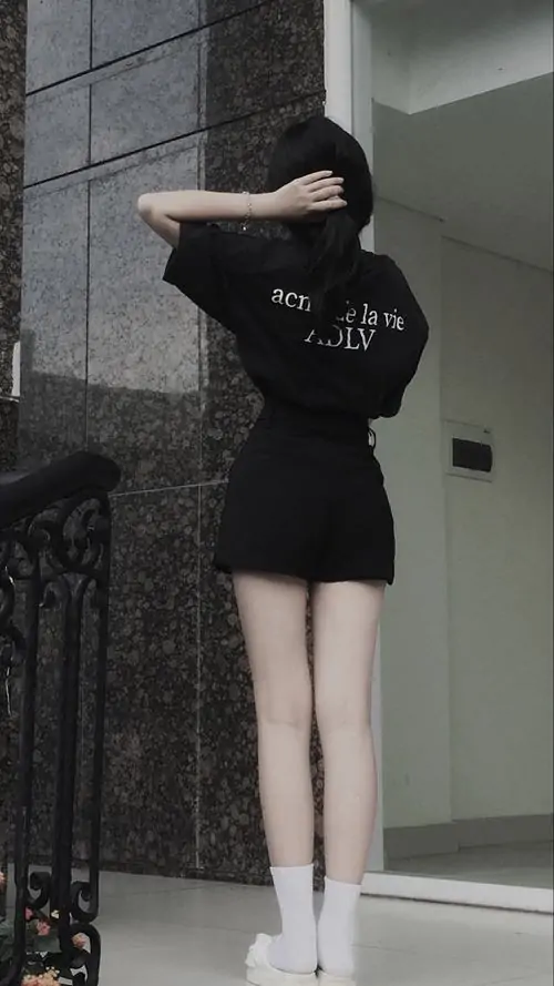 21 Ở hành lang tối màu, cô gái diện váy đen ngắn và đứng quay lưng hoàn toàn về phía máy, mái tóc phủ xuống sau lưng làm dáng người càng thon, khung hình ngầu lạnh và có chút bí ẩn rất hay