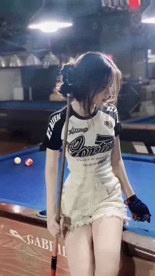 26 Ngoài đường đêm cạnh ô tô, cô gái mặc váy sáng ôm cơ thể rồi nghiêng người nhẹ, phần chân và hông lên hình rõ nét nên khung ảnh street style này trông đẹp, sang và đầy sức hút