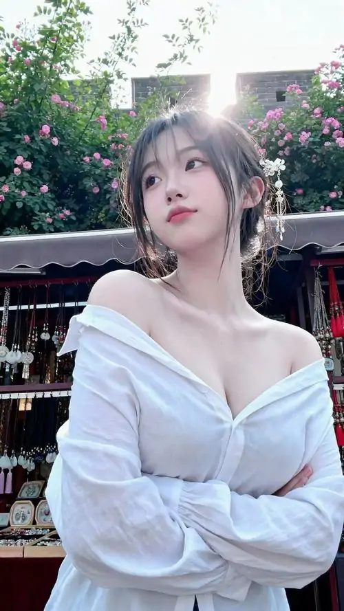 4 Gần như chỉ lấy nửa người giữa khoảng sân có nắng, cô gái ngẩng mặt nhẹ với vai trần và tóc buộc gọn, thần thái khuôn mặt sáng rõ khiến bức hình đẹp, trong và có cảm giác rất thơ