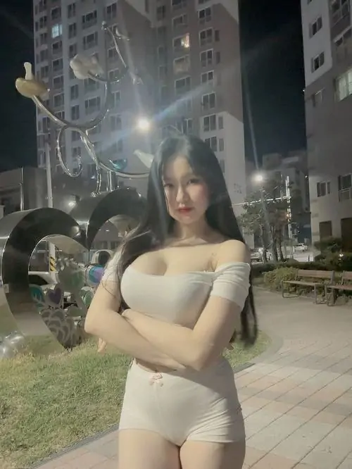 34 Giữa phố đêm nhiều đèn, cô gái mặc váy trắng ôm sát rồi đứng nhẹ bên đường, bố cục hậu cảnh lung linh làm thân hình càng nổi rõ, cảm giác đẹp, cuốn và rất hợp kiểu ảnh thời trang hiện đại