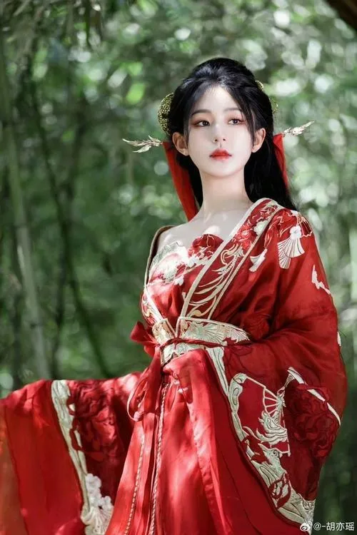 12 Mỹ nhân cổ trang khoác y phục đỏ đứng giữa vườn cây làm bật khí chất kiêu kỳ và nữ tính