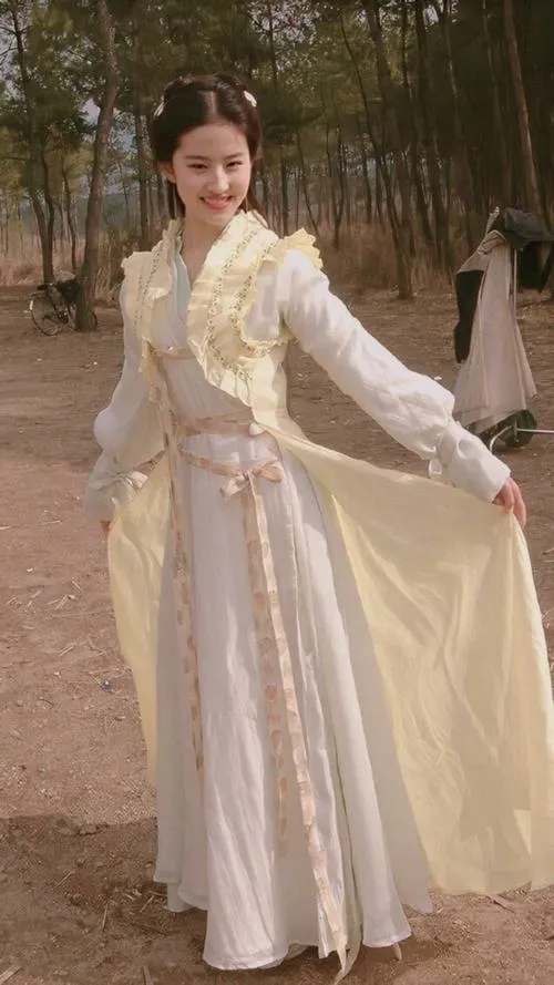 17 Ảnh hán phục màu kem rủ mềm theo bước chân làm nổi bật độ thướt tha và dịu dàng rất riêng