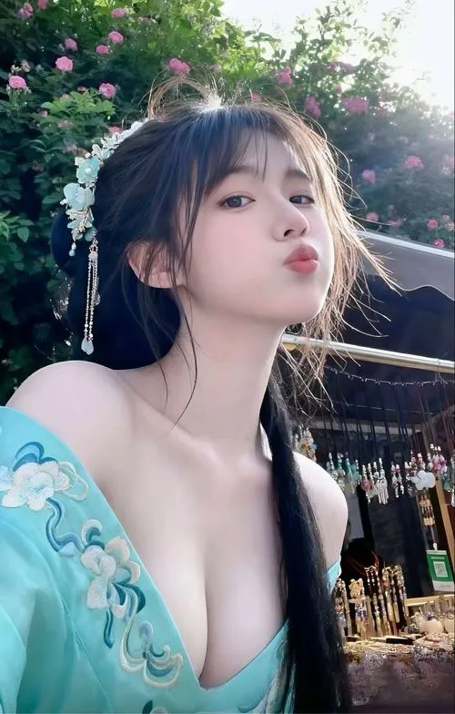 4 Gái xinh cổ phong diện y phục xanh ngọc khẽ nghiêng mặt dưới nắng tạo cảm giác mộng ảo rất cuốn