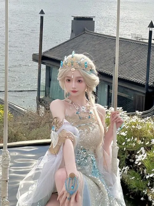 1 Ảnh gái đẹp hán phục tóc bạc ngồi giữa sân vườn mang vẻ thanh tao như bước ra từ tiên giới