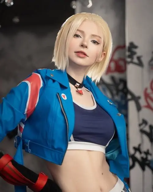 11 Cô gái tóc sáng phối áo khoác xanh croptop khỏe khoắn mang vẻ nổi bật và thần thái tự tin rất đời