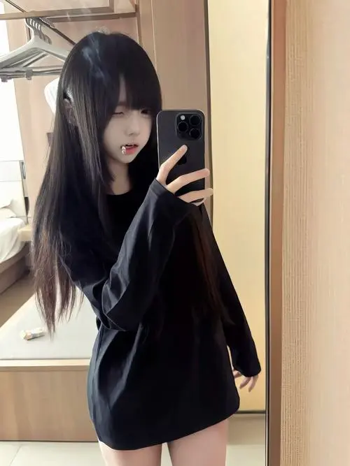 12 Mỹ nhân mặc hoodie đen chụp gương đơn giản nhưng vẫn gợi chất hot girl hóa thân nhờ mái tóc đen thẳng dài