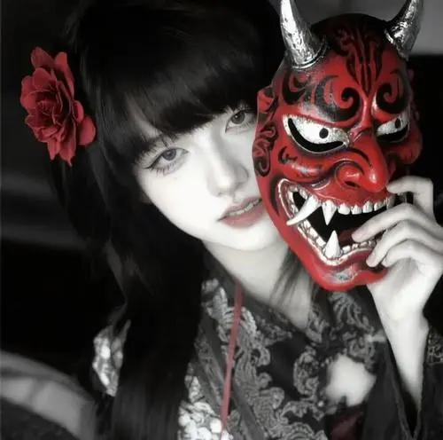 16 Khuôn mặt trắng nổi bật bên mặt nạ đỏ làm bức hình đậm chất hóa thân và gợi không khí huyền bí