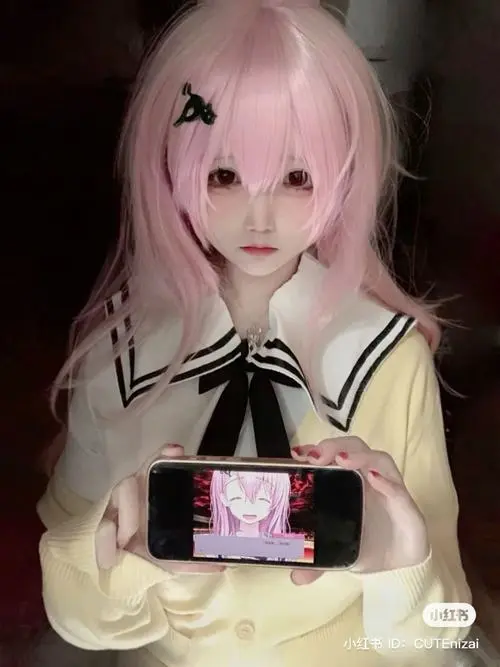 17 Mái tóc hồng phấn cùng đồng phục mềm màu khiến ảnh mỹ nhân cosplay mang vẻ ngọt ngào và hơi hướng học đường