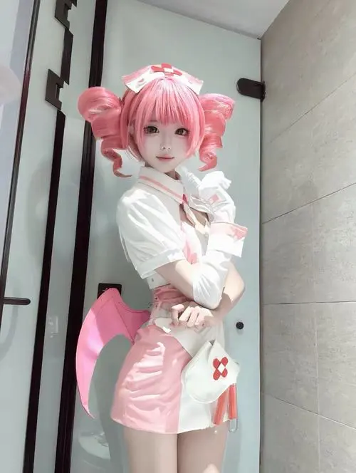 21 Tạo hình hồng pastel với búi tóc đôi và bộ đồ y tá nhỏ xinh gợi vẻ trong trẻo đáng ngắm rất lâu