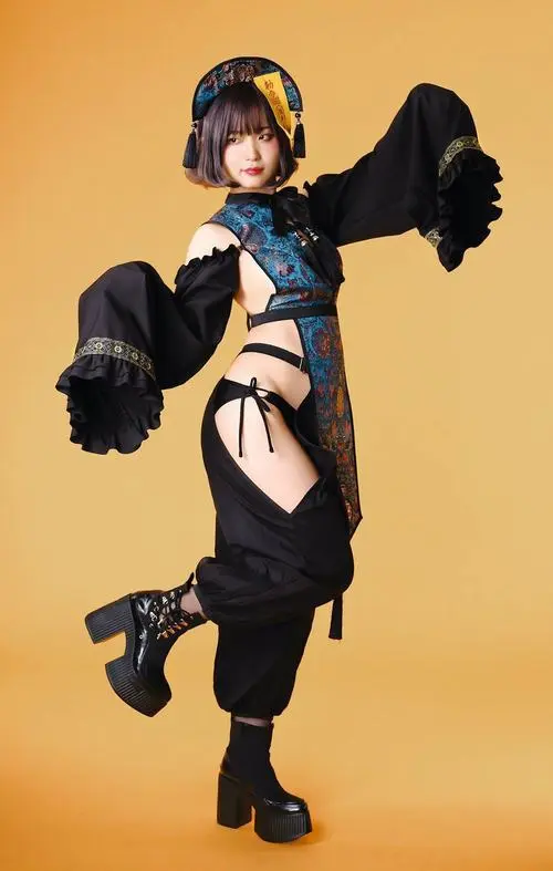 22 Dáng đứng mạnh và bộ bodysuit đen ôm sát làm khung hình bật lên khí chất chiến binh đầy năng lượng