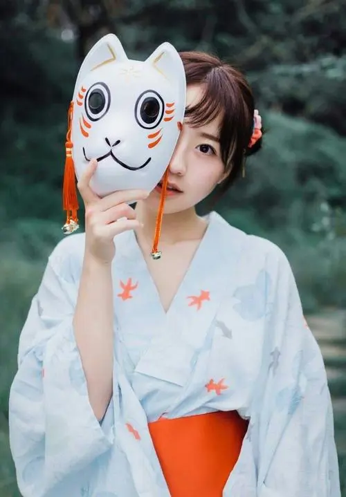 23 Nữ coser che nửa mặt bằng mặt nạ mèo trắng phối yukata xanh tạo cảm giác dịu dàng mà vẫn có điểm nhấn