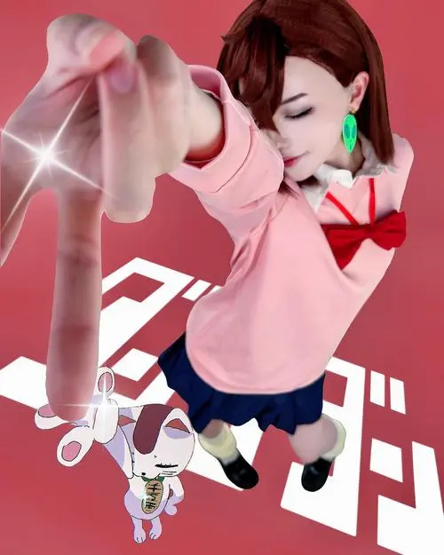 24 Tóc đỏ và chiếc đạo cụ hồng lớn khiến bức ảnh như một màn nhập vai trẻ trung đầy sắc màu nổi bật