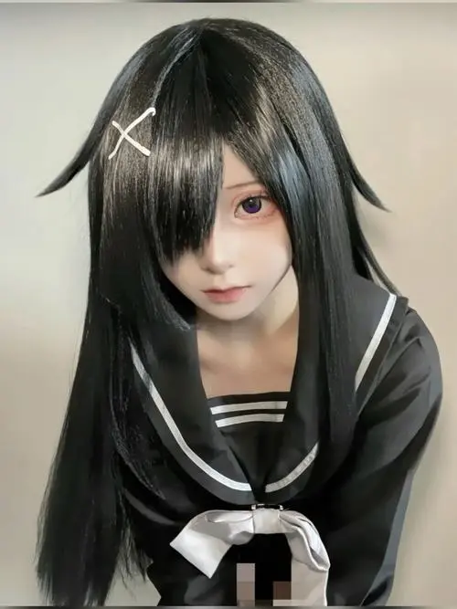 25 Mái tóc đen dài phủ mắt cùng đồng phục tối màu tạo nên vẻ lạnh lùng vừa cuốn vừa rất hợp ảnh gái xinh cosplay