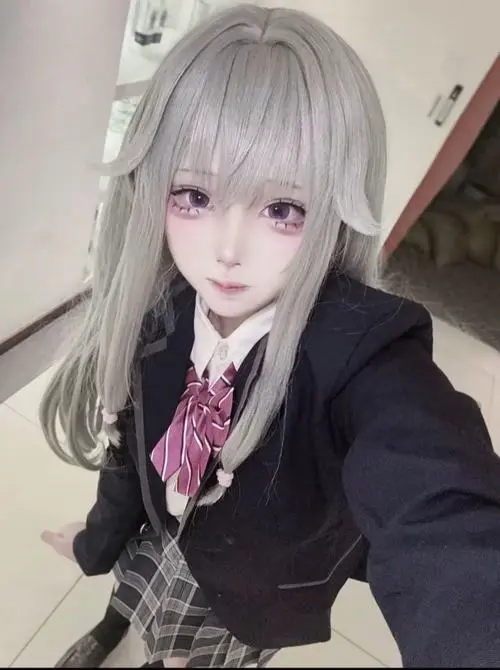 26 Selfie cận mặt với tóc bạch kim và blazer caro làm bật đôi mắt sáng cùng thần thái mềm như sương