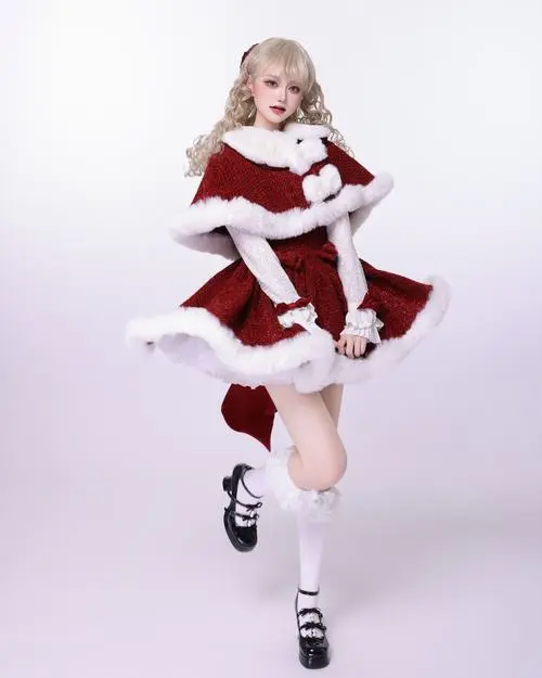 2 Nét gái đẹp trong bộ váy Noel đỏ trắng làm khung hình bừng sáng với dáng pose nhẹ và cảm giác tinh nghịch
