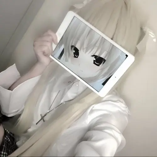 3 Nàng thơ cute che mặt bằng màn hình nhỏ phối tóc giả bạch kim tạo cảm giác hóa thân lạ mắt và nghịch ngợm