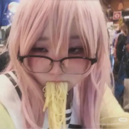 4 Thiếu nữ dễ thương đeo kính ăn mì với mái hồng pastel mang vẻ nhập vai đời thường mà vẫn rất bắt mắt