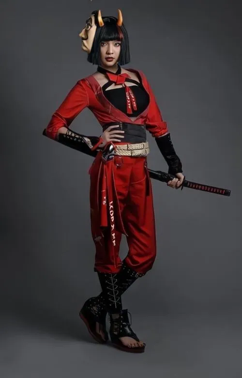 1 Ảnh gái xinh cosplay Free Fire với kiếm dài và bộ đồ đỏ đen tôn thần thái lạnh lùng đầy cuốn hút