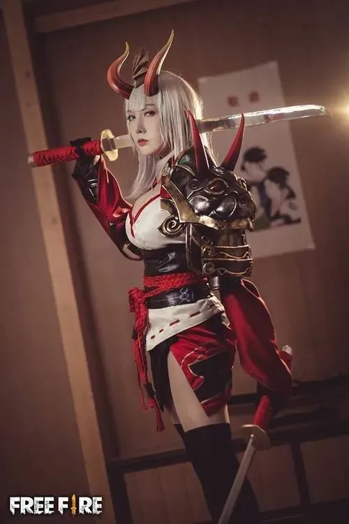 10 Bộ ảnh gái xinh Free Fire với cặp sừng đỏ và giáp vai cầu kỳ gợi hình tượng chiến binh quyến rũ