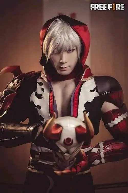 11 Ảnh cosplay nữ Free Fire mang mái tóc ngắn hai màu và bộ giáp đen đỏ tạo vẻ cá tính rất mạnh