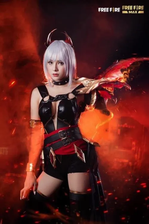 14 Ảnh nữ coser Free Fire diện đồ đen đỏ ôm sát cùng tóc bạc ngắn tạo phong cách bad girl cháy mắt
