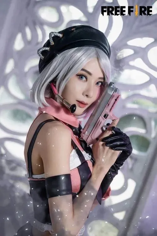 23 Ảnh nữ coser Free Fire sở hữu tóc bạc hồng và lớp makeup sắc tạo thần thái cuốn hút đậm chất Moco