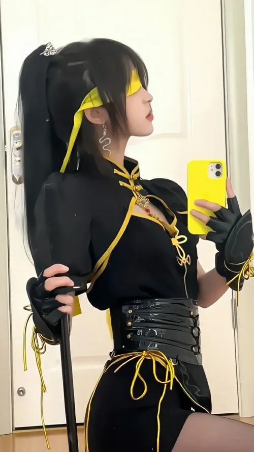 24 Ảnh nhân vật nữ Free Fire ngoài đời với tóc buộc cao và đồ đen vàng khoe dáng gọn khỏe rất nổi bật