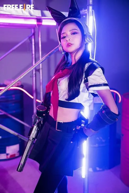 25 Bộ ảnh gái đẹp Free Fire dưới ánh đèn tím xanh với đồ chiến đấu ôm sát toát lên vẻ chân thật