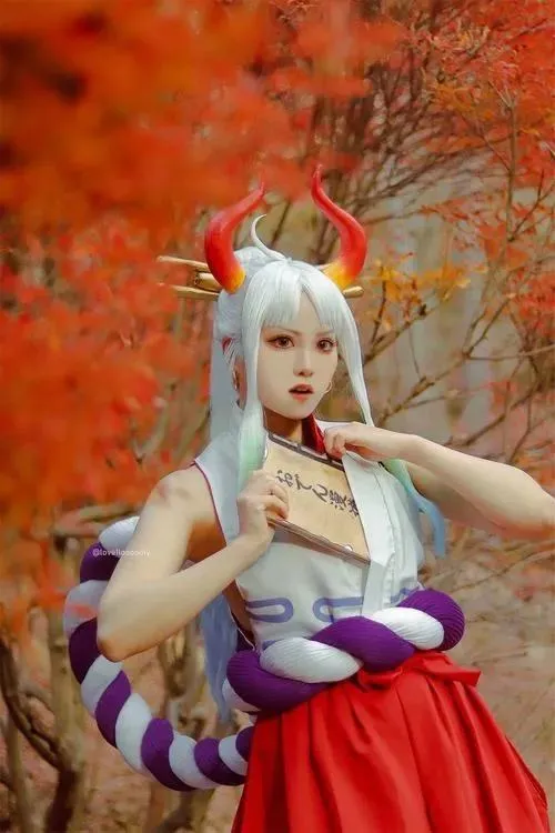 27 Ảnh nữ cosplayer Free Fire với tóc trắng sừng đỏ và kimono sáng màu gợi nét huyền bí đầy nữ tính