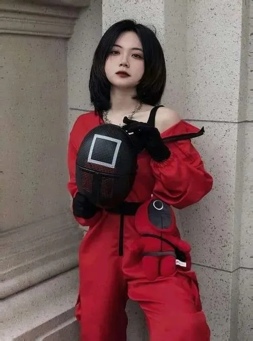 28 Hình gái xinh hóa thân Free Fire trong jumpsuit đỏ và tóc đen ngắn thể hiện phong cách đặc vụ sắc sảo