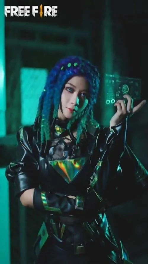5 Ảnh nhân vật nữ Free Fire ngoài đời mang vibe Moco với tóc xanh nổi bật và ánh nhìn nổi loạn