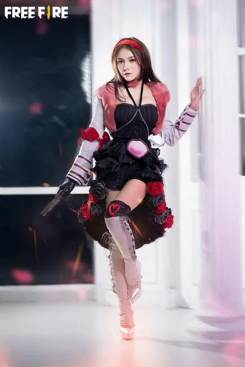 9 Ảnh nữ cosplayer Free Fire khoe váy chiến đấu ôm dáng cùng mái tóc đỏ tạo vẻ gợi cảm đầy nổi bật