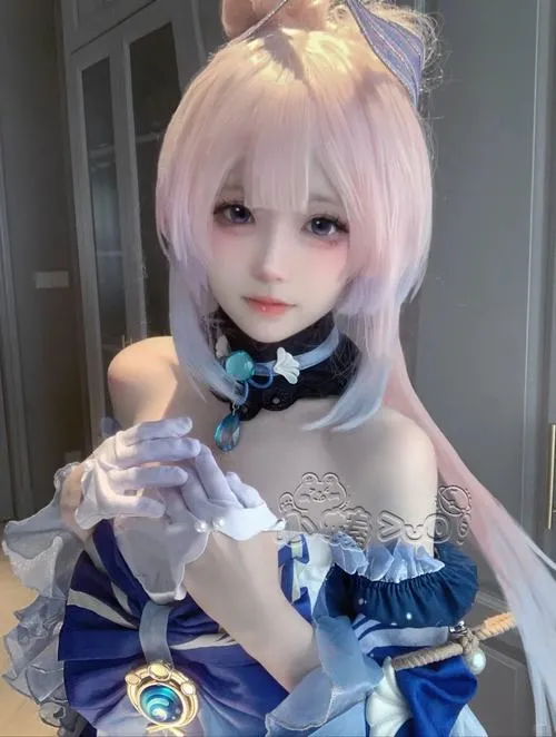 13 Mỹ nữ diện váy xanh đen ôm dáng với vẻ sang chảnh nhẹ nhàng và ánh nhìn trong veo rất bắt mắt