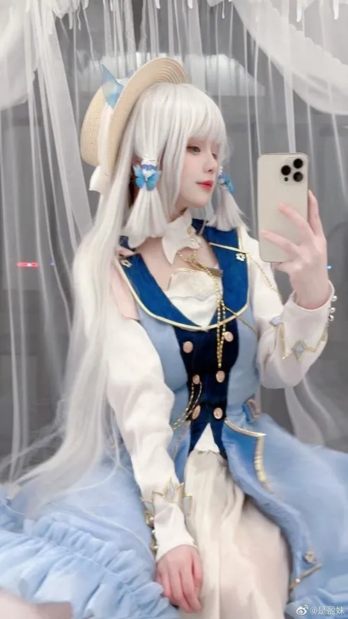 15 Gái đẹp cosplay quý cô xanh trắng ngồi bên rèm mỏng tạo cảm giác tinh tế và cuốn hút rất tự nhiên