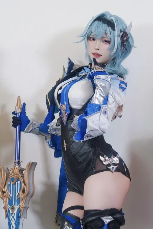 16 Mỹ nữ tóc xanh ngắn mặc bodysuit xanh đen khoe thần thái sắc sảo và đường nét nổi bật đầy mê lực