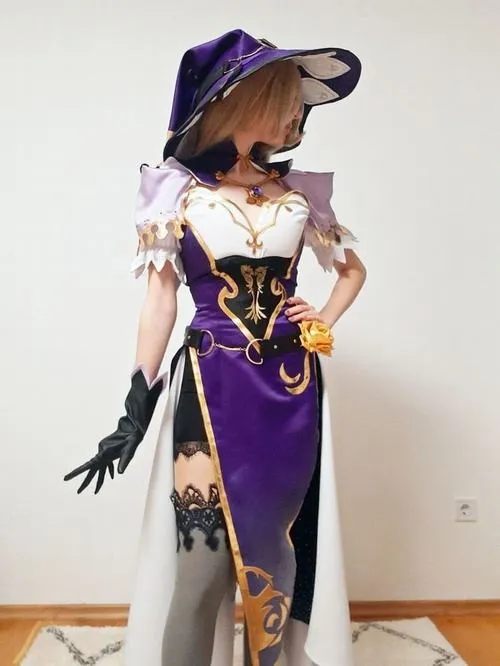 2 Mỹ nữ cosplay phù thủy tím mang dáng đứng kiêu sa cùng trang phục cầu kỳ tôn trọn vẻ sang chảnh