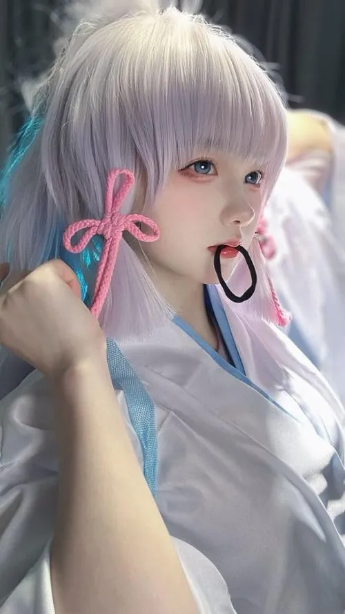 20 Mỹ nữ tóc bạc búi cao với khuyên tai đỏ nổi bật tạo hình thanh thoát và rất xinh xắn trong khung gần