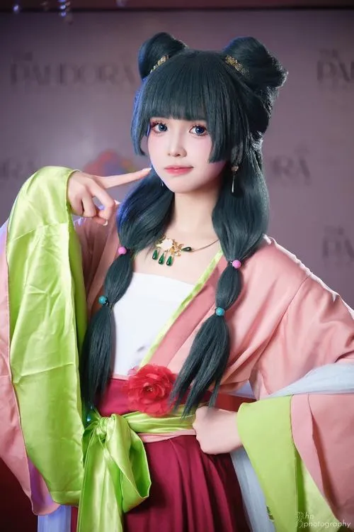 21 Gái đẹp hóa nhân vật váy xanh hồng với kiểu tóc búi đôi và vẻ tinh quái làm tổng thể thêm sinh động