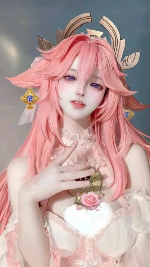 23 Nàng thơ hóa Yae Miko với tóc hồng dài và biểu cảm ngọt nhưng vẫn giữ nét tinh quái rất riêng