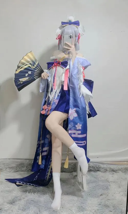 24 Gái xinh mặc trang phục xanh đậm dáng dài với tạo hình huyền ảo và thần thái lạnh đầy lôi cuốn