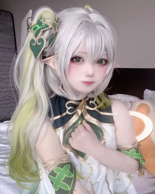 27 Gái đẹp tóc bạc xanh trong khung gần khoe gương mặt thanh tú và khí chất dịu dàng đầy mê hoặc