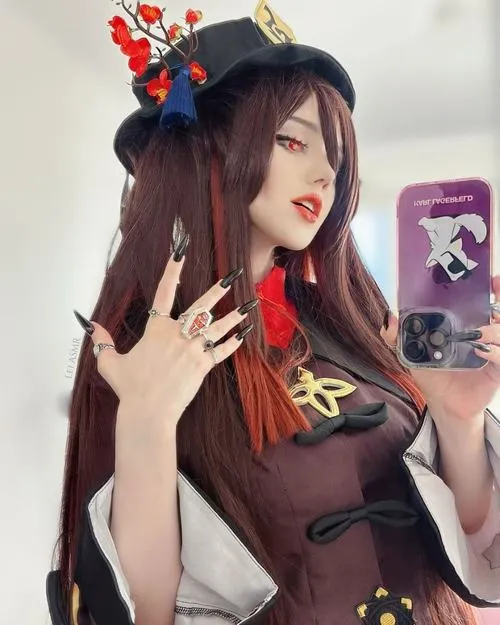 28 Hot girl cosplay Hu Tao với mũ đen và ánh mắt lém lỉnh tạo điểm nhấn dễ thương mà vẫn cuốn