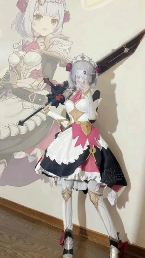 30 Gái xinh hóa nhân vật hầu gái cầm kiếm với tạo hình sắc nét và thần thái mạnh mẽ rất hút mắt