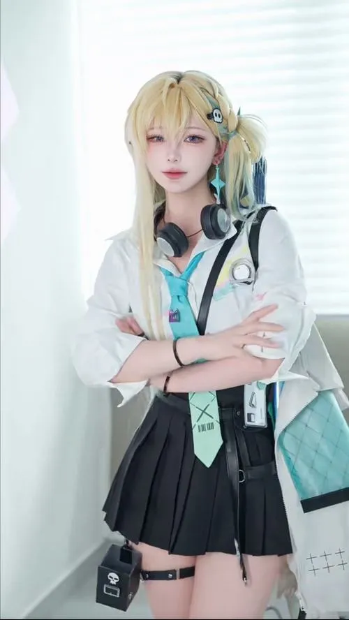 4 Hot girl diện đồng phục xanh ngắn tay với vẻ xinh xắn tự nhiên làm khung hình sáng và rất dễ gần