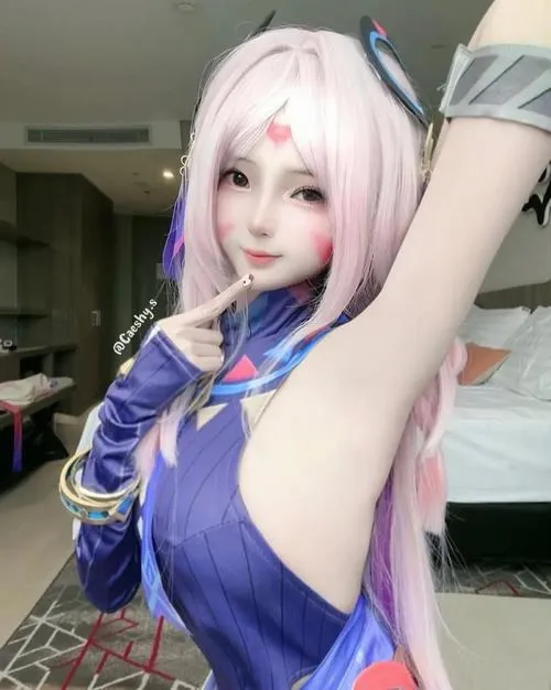 6 Mỹ nữ hóa Raiden Shogun khoe cánh tay thon cùng thần thái quyền lực làm khung ảnh nổi bật hơn hẳn