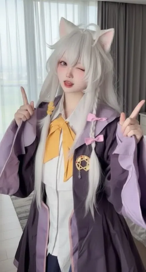 7 Ảnh gái xinh cosplay cô nàng tóc trắng tai cáo với biểu cảm tinh nghịch và sắc tím rất hợp mắt