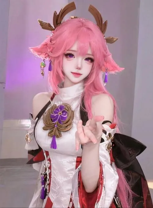 8 Nàng thơ hóa Yae Miko với mái tóc hồng mềm và phụ kiện tóc nổi bật tạo nét quyến rũ đầy mê hoặc