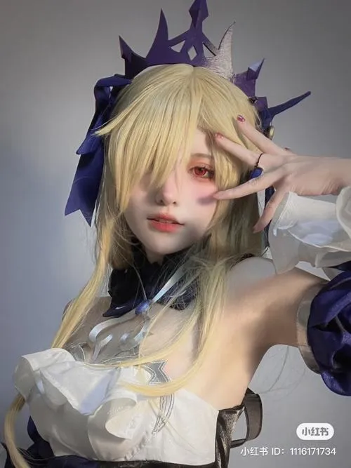 9 Gái đẹp cosplay chiến binh vàng đen với ánh nhìn lạnh và bộ giáp cách điệu toát lên vẻ cuốn hút