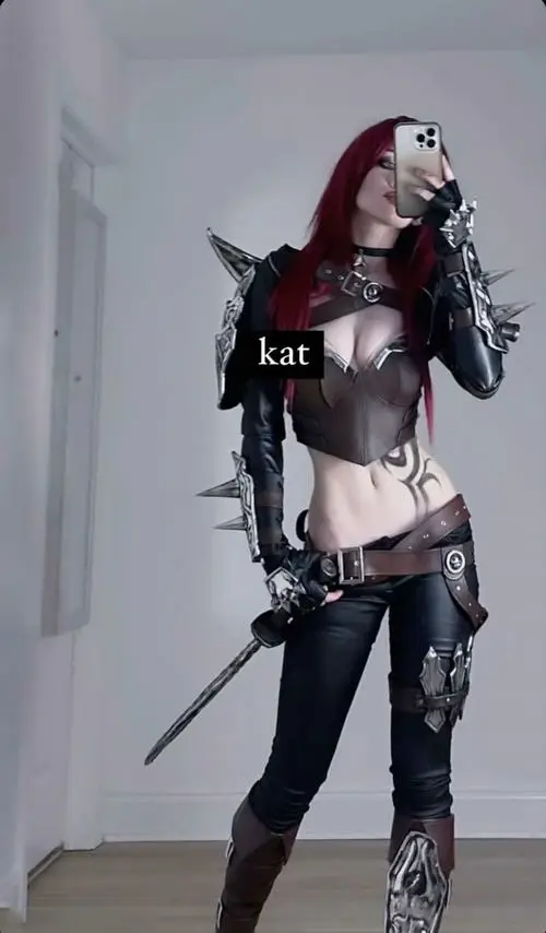 9 Nữ cosplayer vào vai Katarina với tóc đỏ trang phục chiến binh và vũ khí tạo cảm giác mạnh mẽ sống động