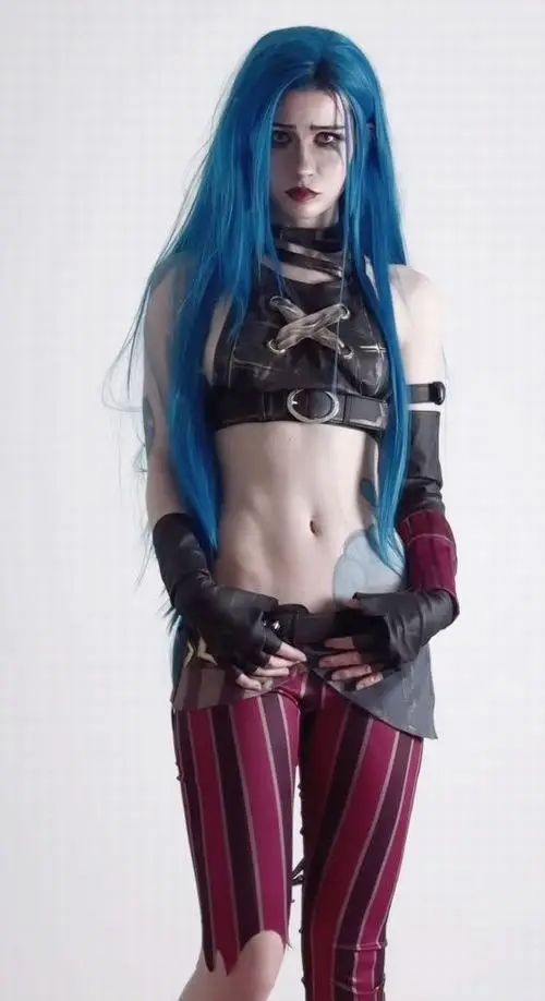 10 Bộ ảnh gái xinh nhập vai Jinx gây ấn tượng bởi mái tóc xanh dài và phong cách nổi loạn rất cuốn
